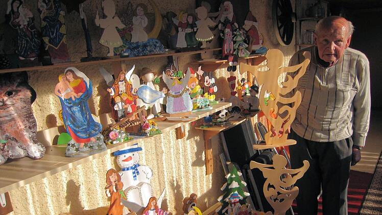 Blick in die Schatzkammer des Hobby-Bastlers und -Malers Paul Konrad in Marktschorgast. Er lässt die Engel Posaune spielen. Foto: Bruno Preißinger