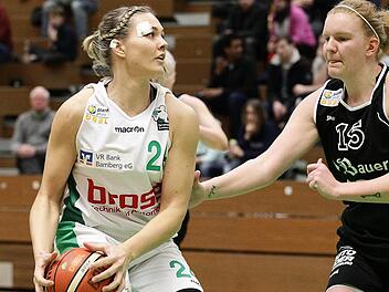 Janett Perv (l.) zog sich im Heimspiel gegen Wasserburg II eine Platzwunde &uuml;ber dem rechten Auge zu. Foto: sportpress