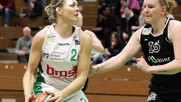 Janett Perv (l.) zog sich im Heimspiel gegen Wasserburg II eine Platzwunde &uuml;ber dem rechten Auge zu. Foto: sportpress