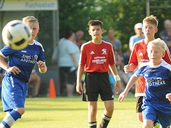 Meist kannte der Ball nur eine Richtung - nämlich hin zum Tor des FC Fuchsstadt, das auf unserem Bild der Obererthaler Samuel Betz (rechts) unter Beschuss nimmt. Foto: ssp