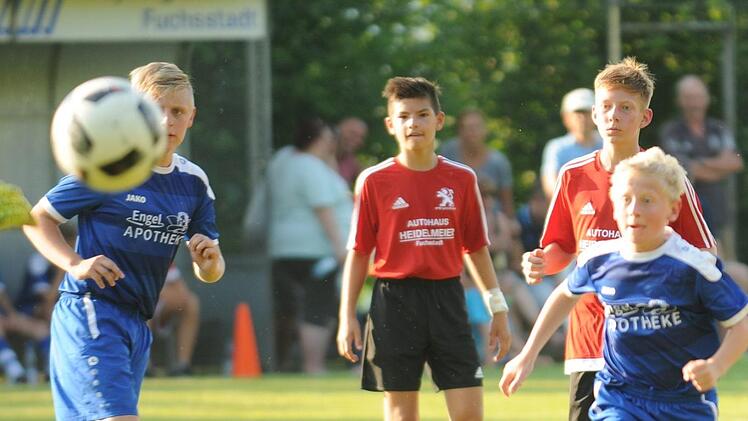Meist kannte der Ball nur eine Richtung - nämlich hin zum Tor des FC Fuchsstadt, das auf unserem Bild der Obererthaler Samuel Betz (rechts) unter Beschuss nimmt. Foto: ssp