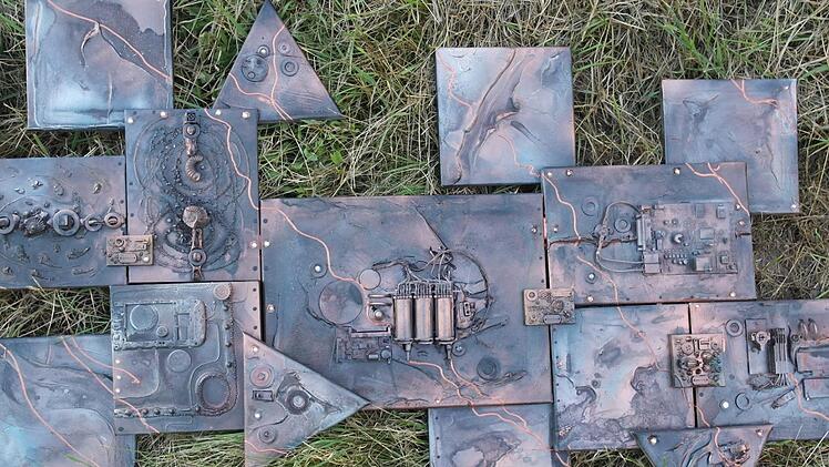 Fantasievolle Collage in der Wiese