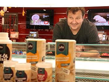 Stefan Helmreich in seinem Rewe-Markt in Ebelsbach: die vergangenen Jahre hat sich im Bereich "Ernährung" viel verändert. Eine Low-Carb-Produktlinie "Soulfood" (im Vordergrund) etwa findet guten Absatz, ebenso die Salatbar wird gut angenommen -  vor zehn Jahren hätte das kaum funktioniert.Andreas Lösch