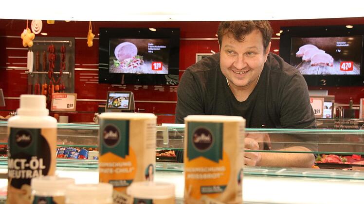 Stefan Helmreich in seinem Rewe-Markt in Ebelsbach: die vergangenen Jahre hat sich im Bereich "Ernährung" viel verändert. Eine Low-Carb-Produktlinie "Soulfood" (im Vordergrund) etwa findet guten Absatz, ebenso die Salatbar wird gut angenommen -  vor zehn Jahren hätte das kaum funktioniert.Andreas Lösch