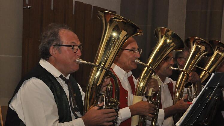 Das Unterfränkische Seniorenblasorchester des Nordbayerischen Musikbundes (NBMB) zeigte, dass die Musiker noch lange nicht zum "Alten Eisen" gehören -  ganz im Gegenteil ... Foto: Peter Klopf