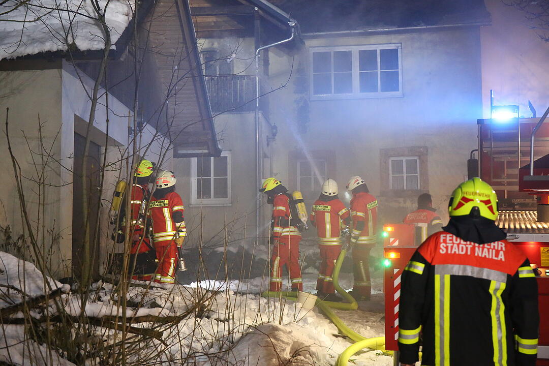 Dachstuhlbrand nahe Helmbrechts in Oberfranken hält Feuerwehr in Atem