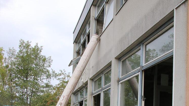 Derzeit wird die Schmeilsdorfer Schule entkernt. Bald rollen die Abrissbagger an. Foto: Jürgen Gärtner