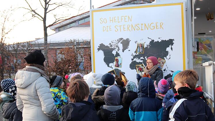 Vor der Weltkarte erzählt Leonie Willicks über Kinder in Not und wo  sie herkommen.   Foto: Johanna Blum