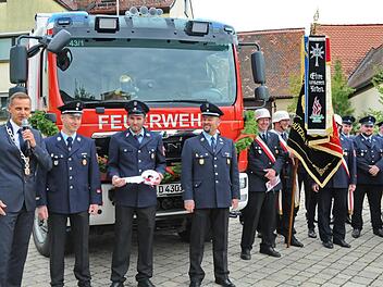 Bürgermeister Holger Bezold, stellvertretender Kommandant Stefan Rauh, Gerätewart Johannes Singer und Kommandant Florian Scharf (v. l.) bei der symbolischen Schlüsselübergabe für das neue Löschfahrzeug der Dormitzer Feuerwehr Foto: Karl Heinz Wirth