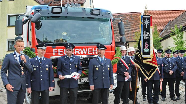 Bürgermeister Holger Bezold, stellvertretender Kommandant Stefan Rauh, Gerätewart Johannes Singer und Kommandant Florian Scharf (v. l.) bei der symbolischen Schlüsselübergabe für das neue Löschfahrzeug der Dormitzer Feuerwehr Foto: Karl Heinz Wirth