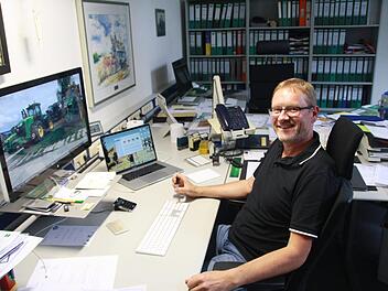Landwirt Volker Schmitt sitzt eher sehr selten auf dem Traktor. Als Chef über fünf Betriebe in vier Bundesländern verbringt er viel Zeit in seinem Büro in Münnerstadt. Foto: Susanne Will