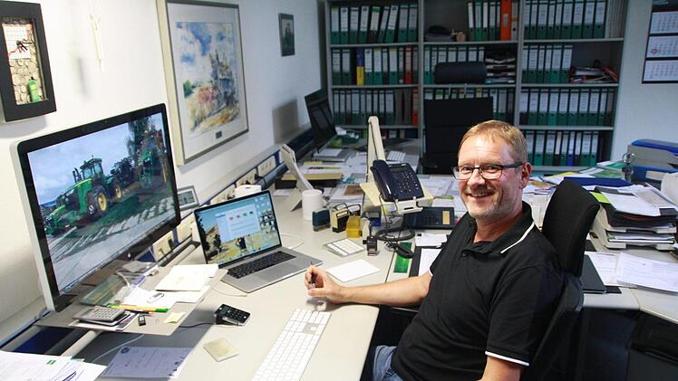 Landwirt Volker Schmitt sitzt eher sehr selten auf dem Traktor. Als Chef über fünf Betriebe in vier Bundesländern verbringt er viel Zeit in seinem Büro in Münnerstadt. Foto: Susanne Will