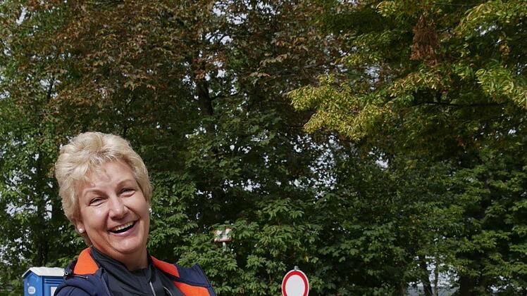 Panja aus Wildenheid: "Ich habe eigentlich mit mehr Publikum  gerechnet. Noch tut sich nicht viel, aber es ist ja erst Vormittag. Ich  gehe drei bis vier Mal im Jahr auf unsere Flohmärkte. Hier auf dem  Schützenplatz finde ich es schöner als auf dem Marktplatz, weil man sich  viel mehr auf den Flohmarkt konzentriert und nicht durch andere Sachen  abgelenkt wird."  - Foto: Manja von Nida