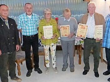 Ehrungen bei den Wanderfreunden; im Bild (von links) Bürgermeister Eugen Hain, Vorsitzender Udo Horn, Anita Heerdegen, Hans Jaekel, Gottfried Laaber und 2. Vorsitzender Thomas Jaekel Foto: Klaus-Peter Wulf