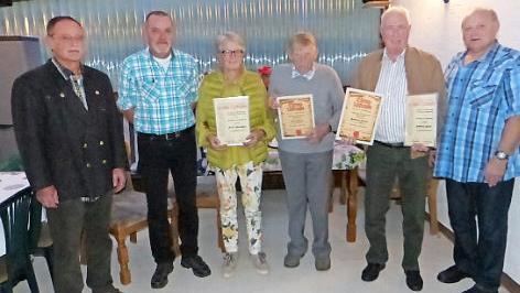 Ehrungen bei den Wanderfreunden; im Bild (von links) Bürgermeister Eugen Hain, Vorsitzender Udo Horn, Anita Heerdegen, Hans Jaekel, Gottfried Laaber und 2. Vorsitzender Thomas Jaekel Foto: Klaus-Peter Wulf