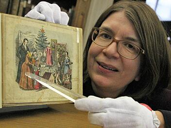 Da bekommt das Mädchen den Nussknacker geschenkt, der später alle Zähne verlieren wird: Bettina Wagner mag den um 1840 entstandenen Kupferstich des "allerliebsten Kindermärchens" vom Nussknacker und dem Mäusekönig nach E. T. A. Hoffmann. Fotos: Diana Fuchs