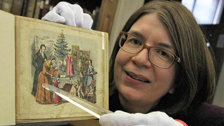 Da bekommt das Mädchen den Nussknacker geschenkt, der später alle Zähne verlieren wird: Bettina Wagner mag den um 1840 entstandenen Kupferstich des "allerliebsten Kindermärchens" vom Nussknacker und dem Mäusekönig nach E. T. A. Hoffmann. Fotos: Diana Fuchs