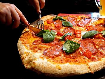 Tiefkühlpizza in der Pfanne braten