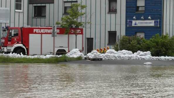 Die Feuerwehr im Einsatz in Hallstadt. Foto: Sebastian Pflaum.