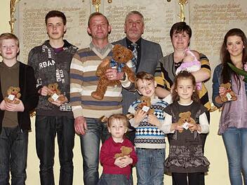 Familienfoto mit Bürgermeister: Wladie, Johann, Vater Vladimir Korn, Amelia, Julian, Mutter Dina mit Arina, Ariane und Alexandra (von links) freuen sich über die Ehrenpatenschaft von Bundespräsidenten Joachim Gauck, die ihnen von Bürgermeister Norbert Tessmer (Mitte) verliehen wurde. Foto: Katja Nauer