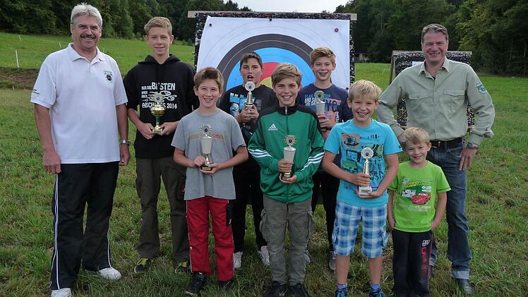 Der erfolgreiche Nachwuchs der Premicher Schützen: 2. Schützenmeister Robert Zehe (von links), Mike Söder, Niklas Söder, Nico Schulz, Moritz Beyer, Adrian Schmidt, Lenard Schmidt, Tizian Schmidt und 1. Schützenmeister Alexander Wehner.  Foto: Peter Metz