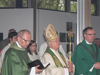 Bischof Friedhelm Hofmann predigt. Links Leitender MiIitärdekan Artur Wagner. Foto: L. Deschner
