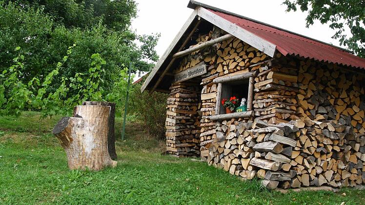 Holzlege mit Stil - gesehen bei Oberbirkenhof.  Foto: Katrin Geyer