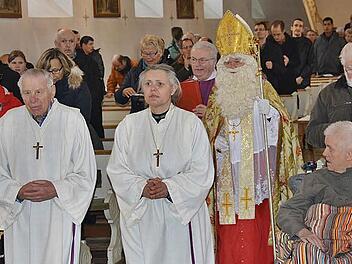 Matthias Jeger aus Eyershausen ist in Maria Bildhausen erstmals bei einem Gottesdienst als Nikolaus in eine Kirche eingezogen. Foto: Hanns Friedrich