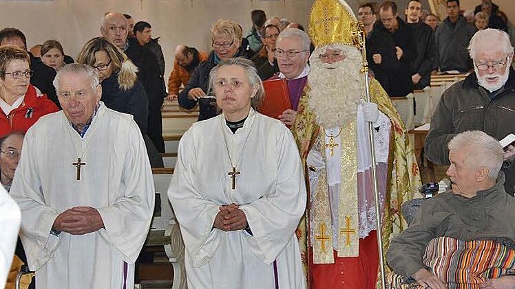 Matthias Jeger aus Eyershausen ist in Maria Bildhausen erstmals bei einem Gottesdienst als Nikolaus in eine Kirche eingezogen. Foto: Hanns Friedrich
