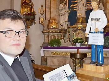 Pfarrer Florian Stark liest in den Dokumenten, die den heiligen Prekarius auf seinen Weg durch die bayerischen Diözesen begleiten.  Foto: Wilfried Roppelt