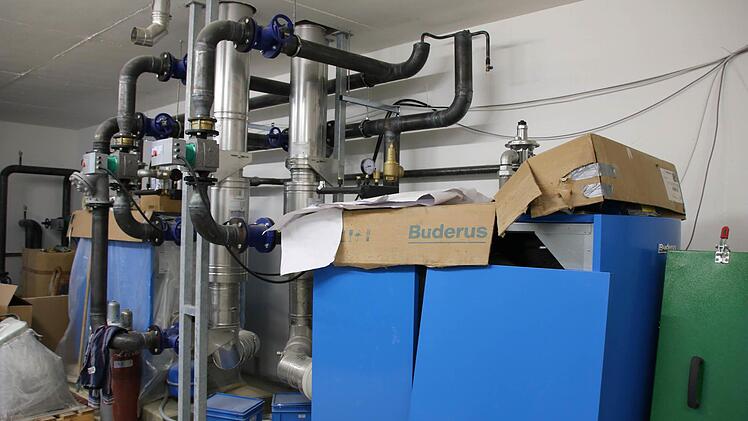 Einer der beiden 500-Kilowatt-Gas-Brennwertkessel wurde bereits vor dem Winter in Betrieb genommen und hält das Gebäude frostfrei. Foto: Ralf Ruppert
