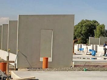 Blick auf die Baustelle des Tierheimes, wo das Aufstellen der Betonfertigteile und die Rohbauarbeiten ihrem Ende entgegengehen. Noch vor dem Winter soll das Dach dicht gemacht werden. Foto: Günther Geiling