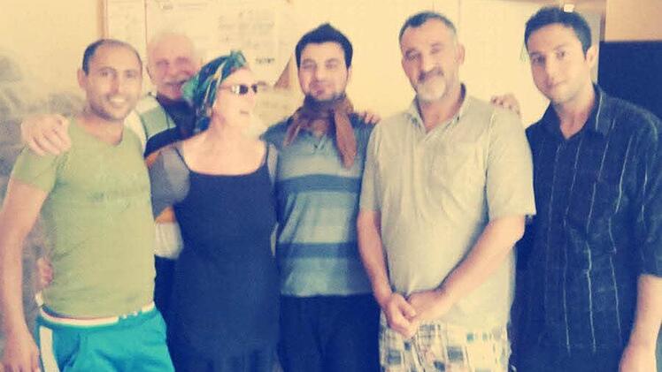Nach dem der Irrtum aufgeklärt war, saßen Asylbewerber und Karlsruher Rentner noch lange zusammen und redeten - dann wurde dieses Gruppenfoto aufgenommen. Foto: privat