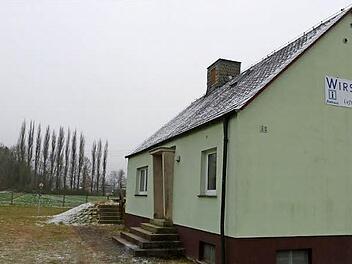 Hier befindet sich der Tiefbrunnen in unmittelbarer Nähe der B 303. Foto: Werner Reißaus