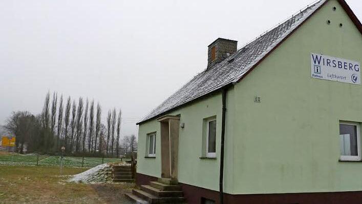 Hier befindet sich der Tiefbrunnen in unmittelbarer Nähe der B 303. Foto: Werner Reißaus