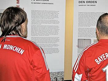 Bayern-Fans informieren sich in der Poster-Ausstellung über die Geschichte ihres Clubs.  Foto: Sigismund von Dobschütz