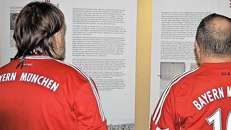 Bayern-Fans informieren sich in der Poster-Ausstellung über die Geschichte ihres Clubs.  Foto: Sigismund von Dobschütz