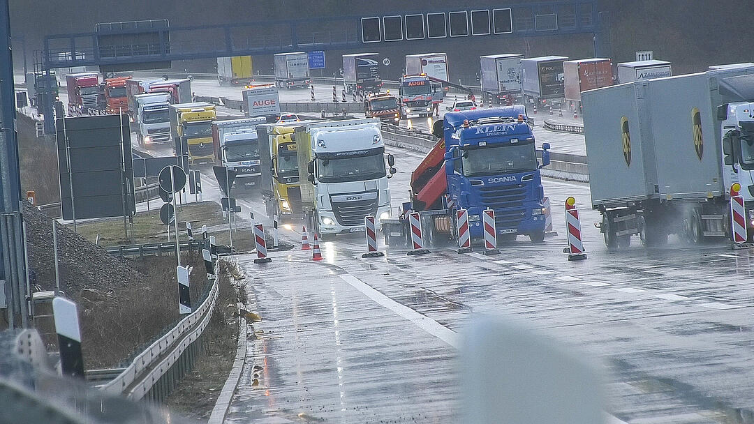 Trümmerfeld aus Beton: A3 nach Unfall zeitweise  komplett gesperrt
