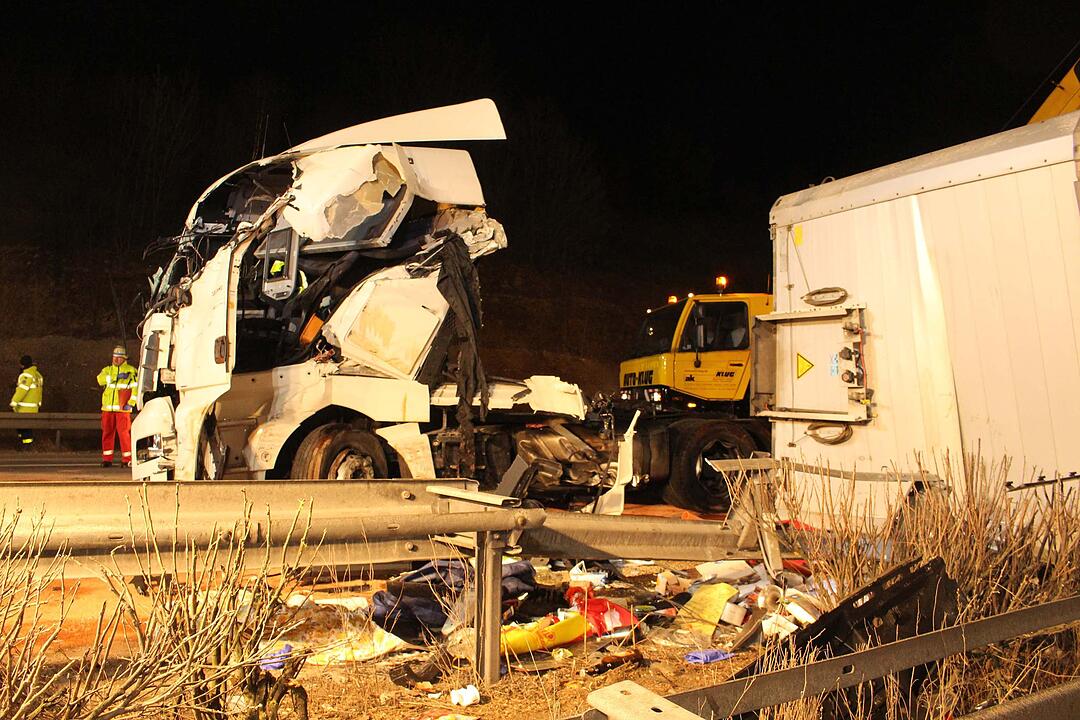 Tödlicher Lkw-Crash auf der A9: Lastkraftwagen kracht in Leitplanke