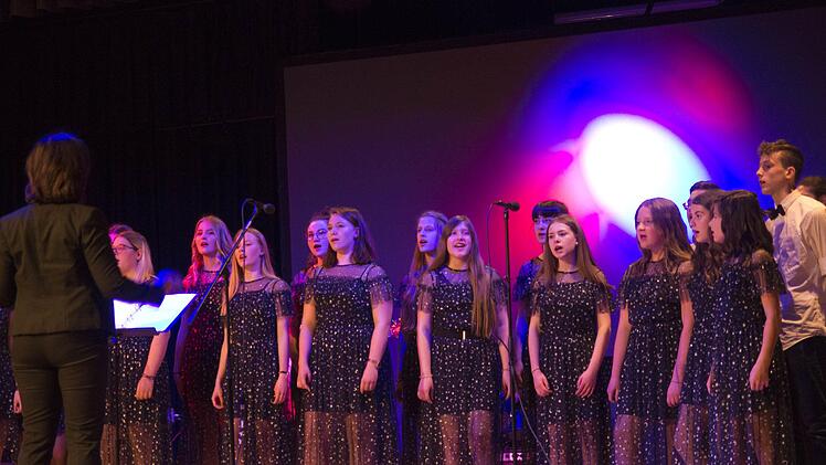 gekleidet und musikalisch auf der Höhe - der Chor aus Coburg mit der Rockballade "Nothing else matters".