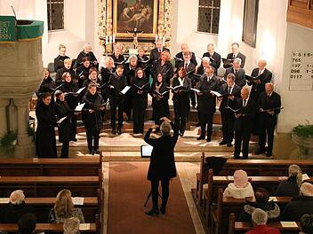 Die 32 Sängerinnen und Sänger des Kammerchores Ebern traten am vergangenen Samstag in der evangelischen Kirche in Gleisenau auf. Pfarrer Volkmar Gregori dankte den Musikern für "diese wunderschöne Zeit" mit den Gesängen rund um das Vaterunser. Foto: Johanna Eckert