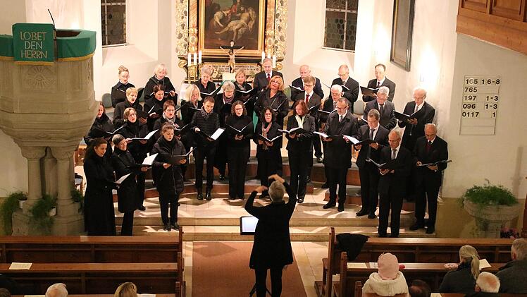 Die 32 Sängerinnen und Sänger des Kammerchores Ebern traten am vergangenen Samstag in der evangelischen Kirche in Gleisenau auf. Pfarrer Volkmar Gregori dankte den Musikern für "diese wunderschöne Zeit" mit den Gesängen rund um das Vaterunser. Foto: Johanna Eckert