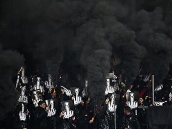 Die Nürnberger Ultras hielten mit ihrer Meinung zu Montagsspielen nicht hinterm Berg. Zahlreiche Spruchbänder, Fangesänge und eine Tennisball-Wurfaktion waren das Resultat. Foto: Daniel Karmann/dpa
