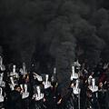 Die Nürnberger Ultras hielten mit ihrer Meinung zu Montagsspielen nicht hinterm Berg. Zahlreiche Spruchbänder, Fangesänge und eine Tennisball-Wurfaktion waren das Resultat. Foto: Daniel Karmann/dpa