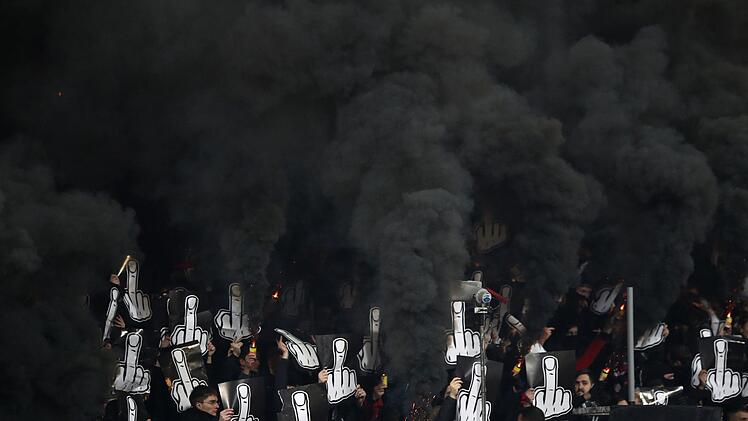 Die Nürnberger Ultras hielten mit ihrer Meinung zu Montagsspielen nicht hinterm Berg. Zahlreiche Spruchbänder, Fangesänge und eine Tennisball-Wurfaktion waren das Resultat. Foto: Daniel Karmann/dpa