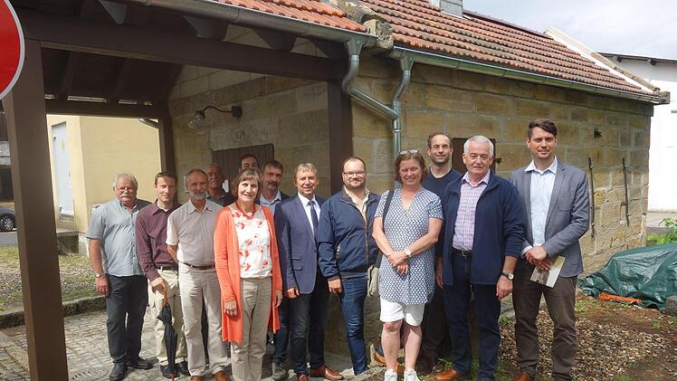 Auch das Backhaus in Altenhof erstrahlt in neuem Glanz. Davon konnten sich die Verantwortlichen anlässlich der Renovierungs-Einweihung überzeugen. Foto: Doris Weidner