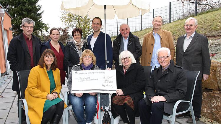 Das Caritas Hospiz Lebensraum bekam den Erlös des Charity-Gala-Balls in Höhe von 10 000 Euro. Vorne von links: Sonja Alfrink, Simone Lahl, Helga Schadeberg und Hermann Beckering. Hinten von links: Norbert Hartz, Steffi Emmer, Katja und Sascha Weinberg, Richard Reich, Professor Dr. Martin Alfrink und Michael Schadeberg.  Foto: Desombre