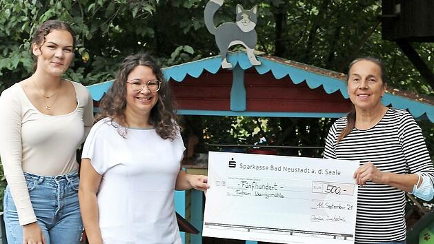 Eine Spende von 500 Euro übergaben Johanna Harsche und Claudia Swobodnik an Ursula Boehm.