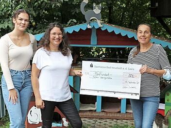 Eine Spende von 500 Euro übergaben Johanna Harsche und Claudia Swobodnik an Ursula Boehm.