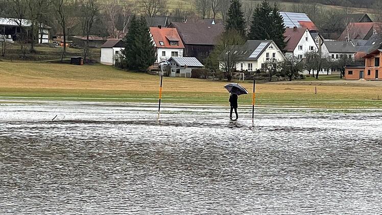 Spaziergang in den überfluteten Wiesen bei Feuln. Foto: Jürgen Gärtner